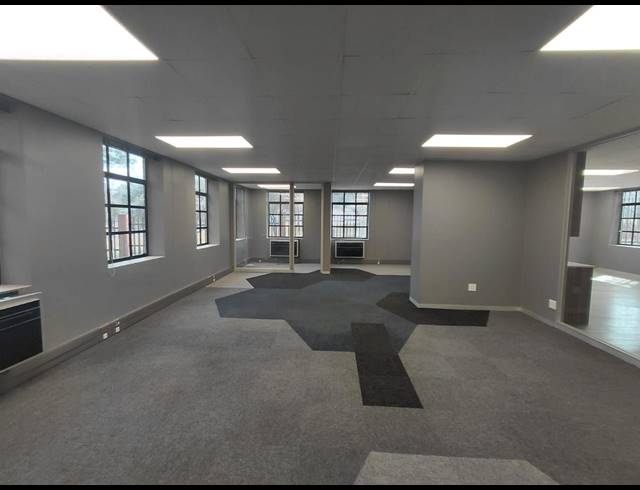 794M² OFFICE TO LET IN LYME PARK